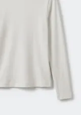 Camiseta de manga larga en tela acanalada color bordó, con cuello redondo y ajuste al cuerpo.