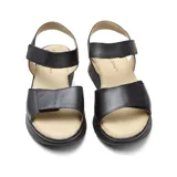 Sandalias bajas color beige con plataforma y dos tiras con velcro.