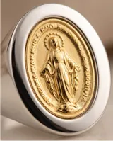 Anillo sello de plata 925 con aplique de lámina de oro 18k y diseño grabado de la Virgen Milagrosa.