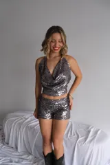 Top halter de escote drapeado, color negro con brillo plateado (lúrex).