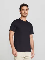 Camiseta celeste de corte slim, cuello redondo y manga corta.