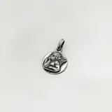 Dije redondo de plata 925 con la figura en relieve de un ángel querubín.