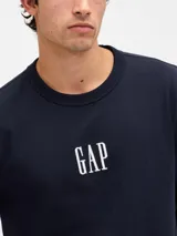 Remera de manga larga Gap en color azul marino, con cuello redondo y logo de la marca estampado en el centro del pecho.