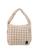 Bolso tipo hobo de diseño acolchado con textura cuadriculada, color beige. Presenta un asa superior fruncida, cierre principal superior y bolsillos laterales con cierre. Incluye una etiqueta decorativa negra con el logo de la marca en la parte inferior.