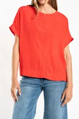 Blusa roja de corte holgado con mangas cortas.