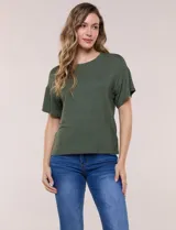 Remera básica de silueta amplia y corte boxy de la marca Cable & Gauge, color verde militar, con cuello redondo y mangas cortas de hombro caído.