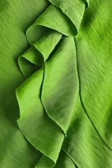 Vestido evasé corto de color verde, confeccionado en mezcla de viscosa con leve brillo. Presenta breteles finos ajustables, escote en U con cordón de ajuste y volados decorativos fruncidos en la parte superior.