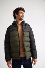 Campera puffer de nylon con diseño bicolor en negro y verde oliva. Cuenta con cierre frontal completo, capucha desmontable y logo de la marca estampado en el pecho.