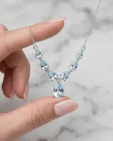 Gargantilla de plata 925 con diseño en V, compuesta por cinco piedras de topacio azul cielo en corte de lágrima y un dije central colgante también en corte de lágrima.