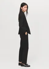 Pantalón de vestir tiro medio con diseño recto y trabillas para cinturón. Cuenta con bolsillos laterales y dos bolsillos de ribete en la parte posterior, con cierre oculto de botón, gancho y cremallera.