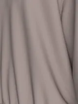 Buzo de poliéster color gris topo, con cuello redondo, puños y dobladillo en punto canalé. Presenta un corte relajado y cinta decorativa con logo de la marca en los laterales.