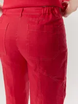 Pantalón de lino color blanco crudo, de corte barrel, con bolsillos laterales y costuras pespunteadas a contratono.