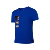 Remera deportiva azul de manga corta con cuello redondo. Presenta un diseño gráfico vertical en el pecho con las siglas NY, el logo de la NBA y el escudo de los New York Knicks.