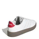 Championes Adidas Advantage 2.0 W, color blanco con detalles de estampado animal print en el cuello y la lengüeta, y detalles en rojo en el talón. Presentan las tres tiras características de Adidas perforadas en el lateral y suela color caramelo.