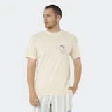 Remera Rip Curl de manga corta y cuello redondo en color beige, con pequeño estampado circular de palmeras en el pecho de la marca.
