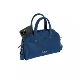 Mini bolso tipo bowling Adidas, confeccionado en tejido denim azul. Presenta doble asa superior, correa ajustable y extraíble, y el logo del trébol metálico en el frente.