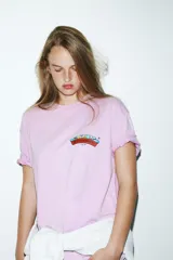 Camiseta de cuello redondo y manga corta con corte holgado. Presenta un pequeño estampado gráfico en el pecho con el logo de Don Clemente.