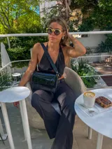 Top negro con escote halter y espalda descubierta, confeccionado en lino.