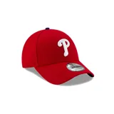Gorra New Era 9Forty color rojo con logo bordado de los Philadelphia Phillies en blanco y botón superior azul.