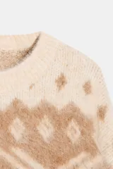 Jersey de punto con cuello redondo y manga larga, confeccionado con un tejido de efecto cepillado. Presenta un diseño jacquard con motivos geométricos en tonos beige y crema, con terminaciones en rib.