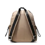 Mochila urbana negra con diseño de costuras geométricas en relieve, bolsillo frontal con cierre, bolsillos laterales de red y parche decorativo con logo de la marca.