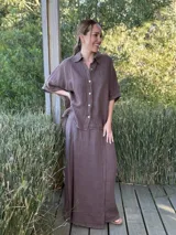 Camisa verde militar de lino italiana con botones de nácar, corte holgado, cuello camisero y mangas cortas con dobladillo.