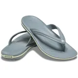Ojotas Crocband Flip de Crocs, color verde militar con una línea blanca en la entresuela. Diseño ligero con tira superior de TPU y plantilla con textura de masajes.