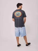 Remera color crema de corte holgado con estampado circular en el pecho.