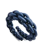 Pulsera plateada de eslabones gruesos y anillo a juego.