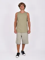 Musculosa negra de corte clásico, con cuello redondo y sisas amplias.