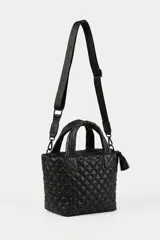 Cartera tote negra de diseño matelasse acolchado, con doble asa de mano y correa larga ajustable con inscripciones. Cuenta con cierre superior y detalle de llavero con borla colgante.
