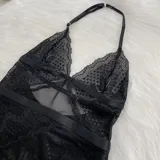 Body negro de encaje floral y microtul, con escote halter y espalda descubierta.