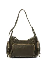 Cartera tipo hobo color verde militar, con correa ajustable, cierre principal y múltiples bolsillos exteriores con cierre. Incluye detalles de tiradores con flecos en los cierres.