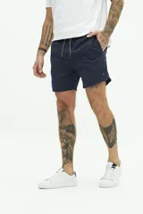 Short de baño liso de corte clásico, con cintura elástica ajustable mediante cordón. Cuenta con dos bolsillos laterales, un bolsillo trasero y logo bordado en la pierna.