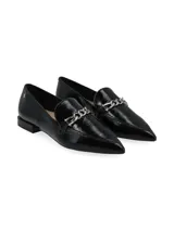 Mocasines de cuero charolado negro con punta fina, taco bajo y detalle de cadena metálica en el empeine.