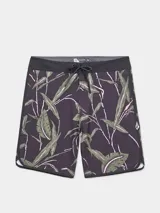 Short de baño Volcom modelo Abg Encounter Scallop Mod de 19 pulgadas, color negro con estampado de hojas y ramas en tonos verdes y rosados, con cintura ajustable mediante cordón.
