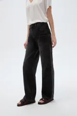 Pantalón jean de tiro alto, corte recto y color negro con efecto acid wash. Presenta bolsillos cargo laterales y bolsillos delanteros clásicos.