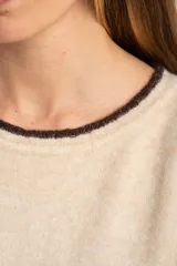 Sweater color crema con rayas horizontales en tonos marrón, bordeaux y beige.