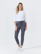 Pantalón jogger de algodón estampado, marca Royalty Collection. Tiene pretina elastizada con lazo de ajuste, bolsillos inclinados en la parte delantera, bolsillos aplicados en la parte trasera y ruedo desflecado.