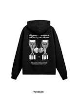 Hoodie negro con capucha y bolsillo frontal tipo canguro. Presenta el escudo de la AUF en el centro del pecho con acabado en relieve y un estampado de alta calidad en la espalda.