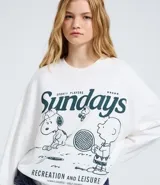 Buzo de algodón con felpa, color blanco, con cuello redondo y mangas largas. Presenta un estampado frontal con el personaje Snoopy y la palabra 'Sunday'.
