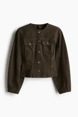 Camisa de denim color marrón oscuro, de corte entallado, con cuello redondo, cierre frontal con botones, mangas largas y dos bolsillos con solapa abotonada en el pecho.