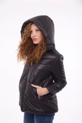 Campera puffer blanca con capucha con borde de piel sintética blanca.