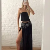 Pollera larga de microtul color negro, con tajo lateral alto y cintura elastizada.