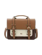 Cartera tipo maletín con diseño tricolor en tonos marrón, beige y chocolate. Presenta solapa frontal con dos correas decorativas con hebillas metálicas doradas, asa superior y correa ajustable extraíble. Incluye logo metálico en el centro y divisiones internas.