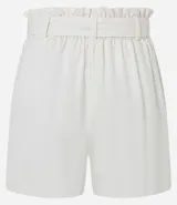 Short blanco de lino y viscosa, con cintura fruncida, bolsillos laterales y lazo ajustable.