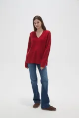 Sweater de punto con diseño de ochos, color rojo, con cuello en V y mangas largas de corte holgado.