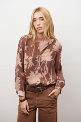 Camisa de manga larga con estampado floral en tonos marrones y negros, cuello mao y cierre frontal parcial con botones.