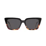 Lentes de sol Indie modelo Kyle, con montura rectangular de acetato color negro en la parte superior y carey en la inferior.