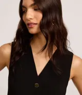 Chaleco slim color marrón, confeccionado en crepé, con escote en V y abotonado frontal.